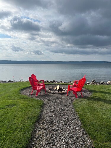 Lakefront cozy cottage on beautiful Lake Superior. Close to hiking and skiing.