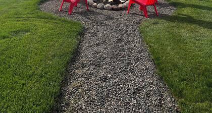 Lakefront cozy cottage on beautiful Lake Superior. Close to hiking and skiing.