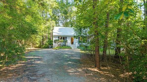 A house surrounded by dense trees with a gravel driveway leading to a front porch. - Carrboro Quaint! 2 Mi to Heart of Chapel Hill! (Carrboro)