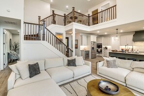 House (5 Bedrooms) | Interior