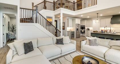 Dock & Hot Tub! High-end Cedar Creek Lake Retreat