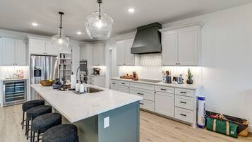 House (5 Bedrooms) | Interior