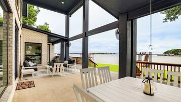 House (5 Bedrooms) | Interior