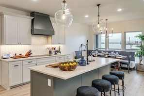 House (5 Bedrooms) | Interior