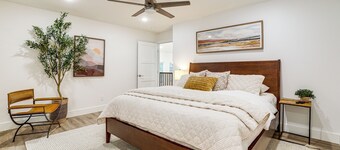 Dock & Hot Tub! High-end Cedar Creek Lake Retreat