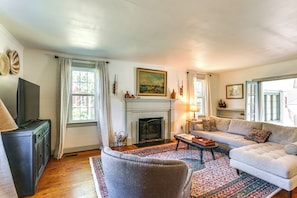 House (3 Bedrooms) | Interior - Walkable Location: Historic Home in Charles Town! (Charles Town)