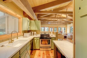 House (3 Bedrooms) | Interior - 1 Mi to Beach & Golf Course! Lake Almanor Cabin (Westwood)