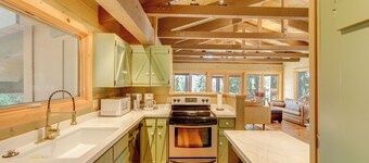 1 Mi to Beach & Golf Course! Lake Almanor Cabin