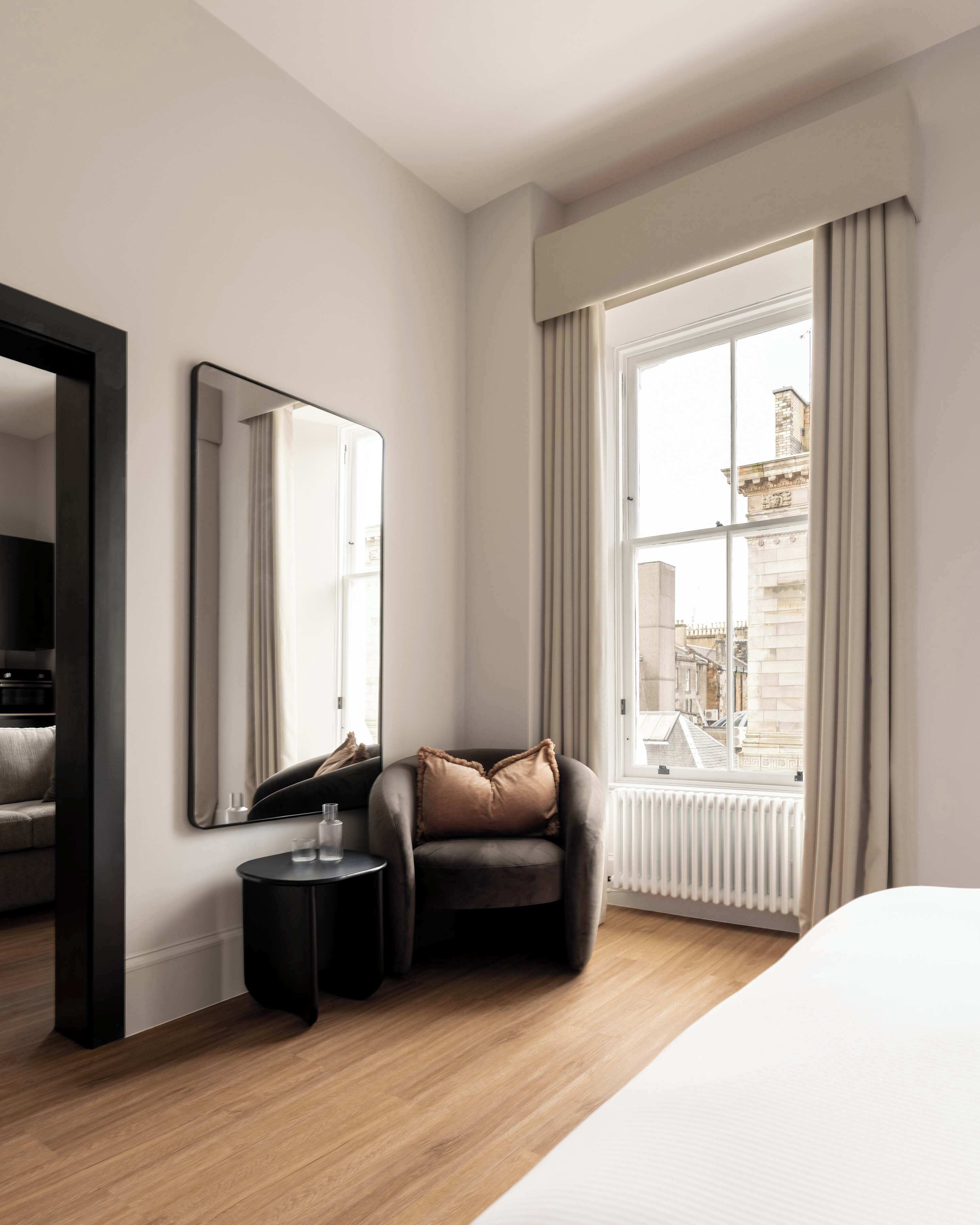 Schreibtisch, Bügeleisen/Bügelbrett, Reisekinderbett, WLAN