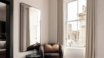 Escritorio, tabla de planchar con plancha, cuna de viaje y wifi