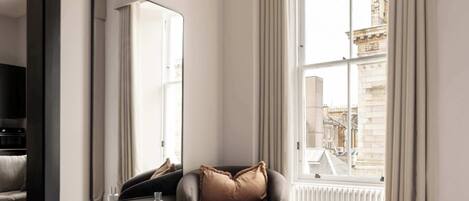 Schreibtisch, Bügeleisen/Bügelbrett, Reisekinderbett, WLAN