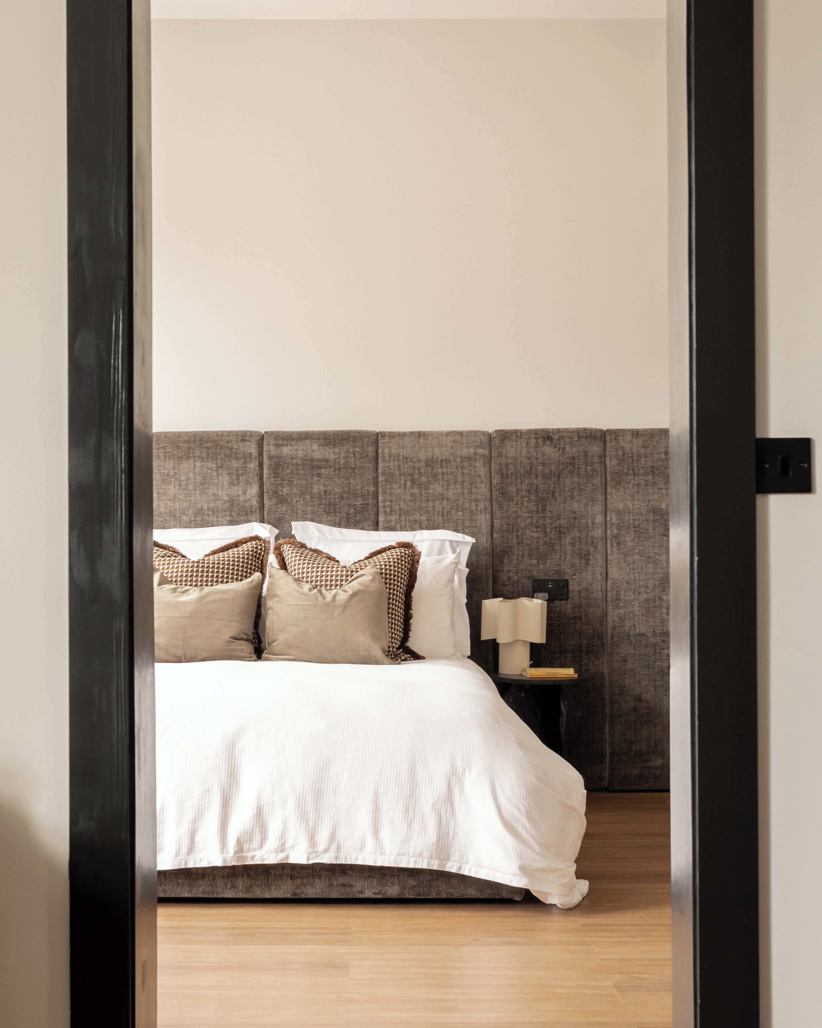 Schreibtisch, Bügeleisen/Bügelbrett, Reisekinderbett, WLAN