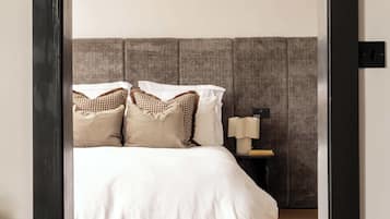 Escritorio, tabla de planchar con plancha, cuna de viaje y wifi