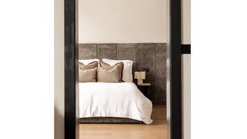 1 habitación, escritorio, tabla de planchar con plancha y cuna de viaje