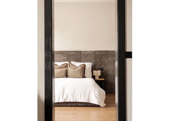 1 soverom, skrivebord, strykejern/-brett og reiseseng for barn