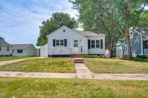 House (2 Bedrooms) | Interior - Deck & Spacious Yard: Family Home in Rock Rapids! (Rock Rapids)