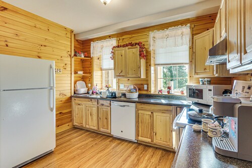 5,000 Sq Ft Antebellum Farmhouse 3 Mi to Antietam!