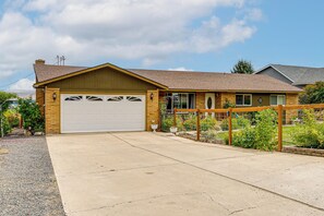 House (2 Bedrooms) | Interior - Hike & Explore: Retreat w/ Scenic Views in Selah! (Selah)
