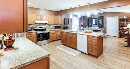 Family-friendly Home w/ Furnish Patio in Crystal!