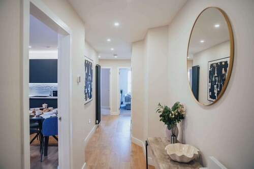 Modern 2 bedroom apartment with free parking