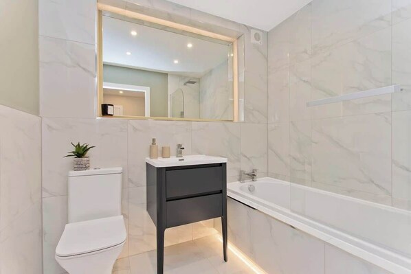 Shower, hair dryer - Modern 2 bedroom apartment with free parking (Edinburgh)