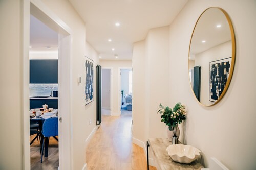 Modern 2 bedroom apartment with free parking