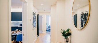 Modern 2 bedroom apartment with free parking