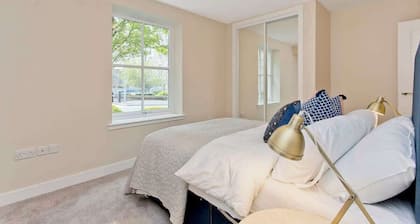 Modern 2 bedroom apartment with free parking