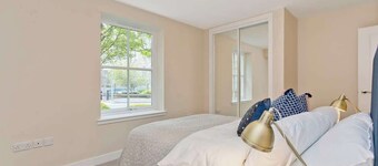 Modern 2 bedroom apartment with free parking