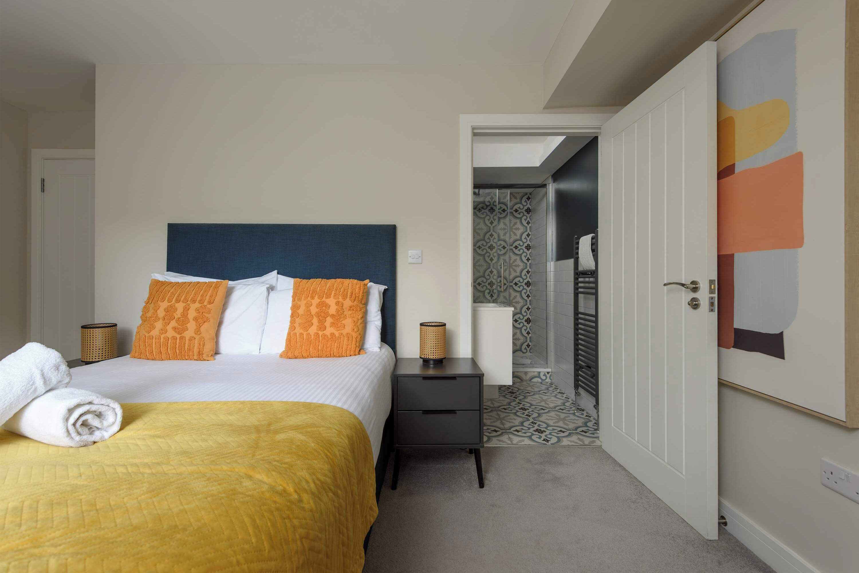 2 bedrooms, iron/ironing board, WiFi