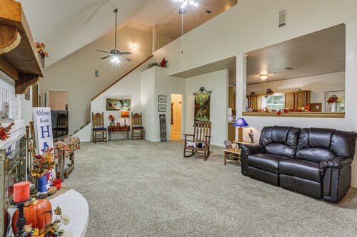 Relax By the Lake: Quiet East Texas Retreat