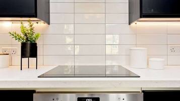 Kjøleskap, mikrobølgeovn, ovn og oppvaskmaskin