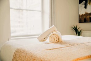 2 habitaciones, tabla de planchar con plancha, cuna de viaje y wifi 