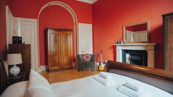 2 bedrooms, desk, iron/ironing board, WiFi