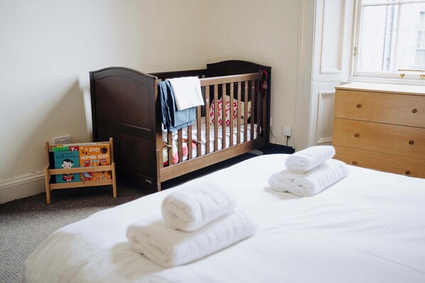 2 bedrooms, desk, iron/ironing board, WiFi