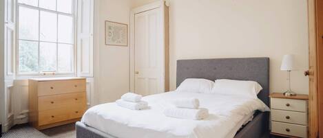 2 slaapkamers, een bureau, een strijkplank/strijkijzer, wifi