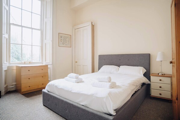2 bedrooms, desk, iron/ironing board, WiFi