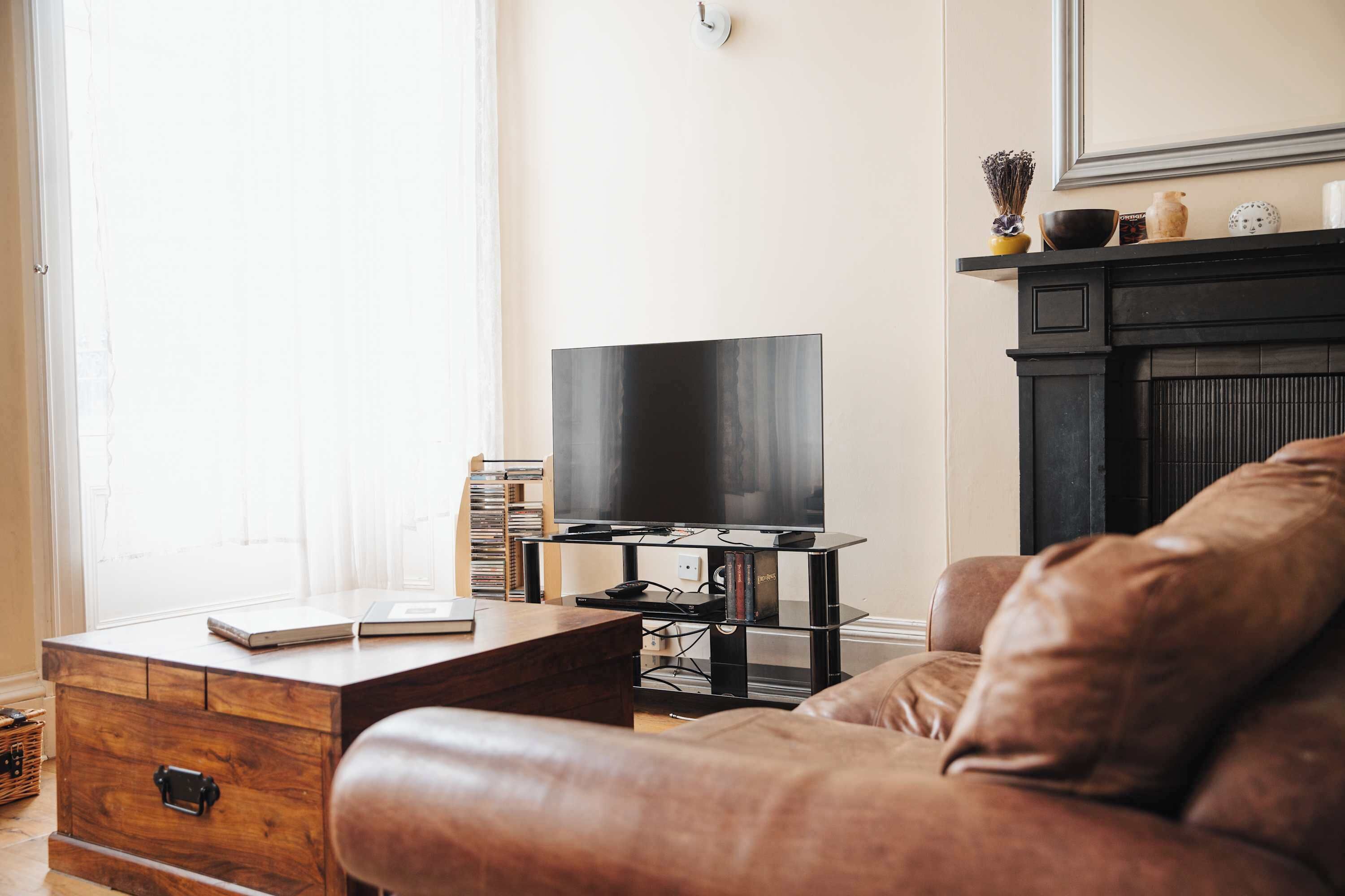 Téléviseur, lecteur de DVD, bureau