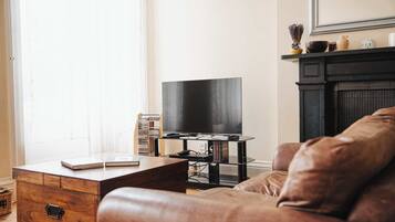 Téléviseur, lecteur de DVD, bureau