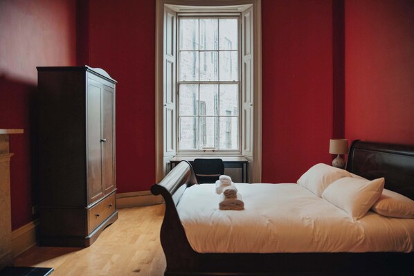 2 bedrooms, desk, iron/ironing board, WiFi