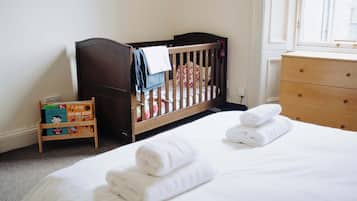 2 bedrooms, desk, iron/ironing board, WiFi