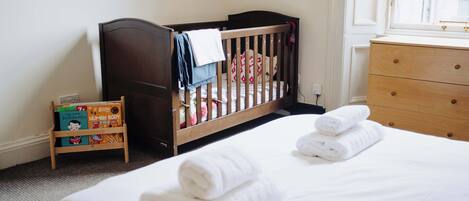 2 slaapkamers, een bureau, een strijkplank/strijkijzer, wifi