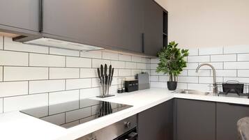 Frigorifero, microonde, forno, piano cottura