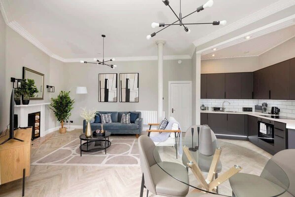 Televisión y oficina 