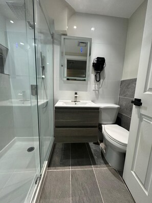 Ducha, secador de pelo, toallas y jabón