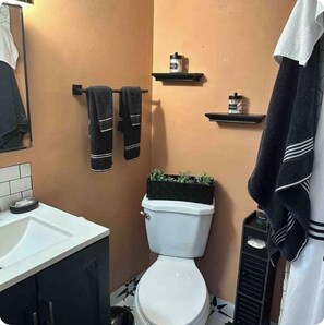 Dusj, hårføner, håndklær og såpe