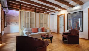 Smart TV - Elegant and Spacious Apartment in the Heart of Barcelona (Barcelona)