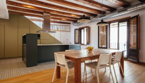 Dining - Elegant and Spacious Apartment in the Heart of Barcelona (Barcelona)