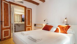 3 bedrooms, desk, iron/ironing board, free WiFi - Elegant and Spacious Apartment in the Heart of Barcelona (Barcelona)