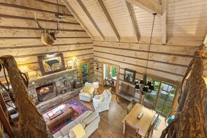 Smart TV, fireplace - Tree House in Highlands: 3 Levels w/ Hot Tub, Covered Porch | Walk to Downtown (Highlands)
